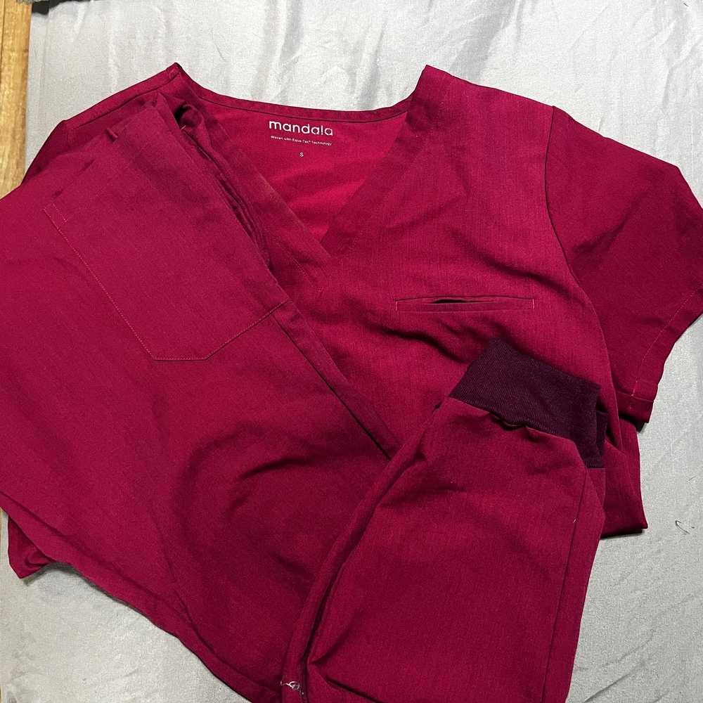 Mandala Scrub SET in Deep Raspberry - Picture 4 of 4